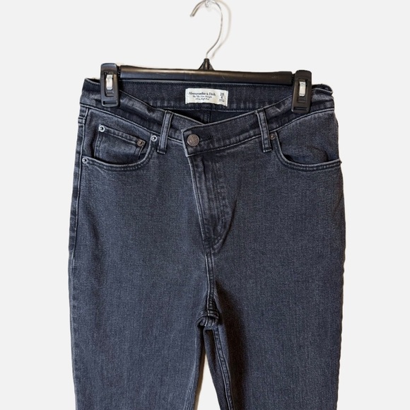 A&F Ultra High Rise 90’s Slim Straight Black Jeans - Picture 3 of 7